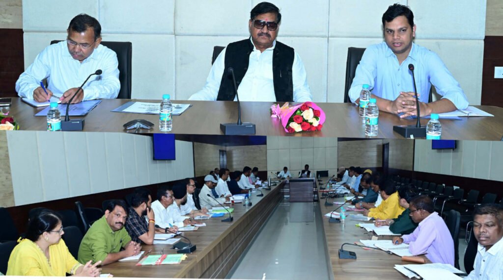 आगामी खरीफ सीजन में धान खरीदी की पुख्ता व्यवस्था सुनिश्चित की जाए : मंत्री दयाल दास बघेल