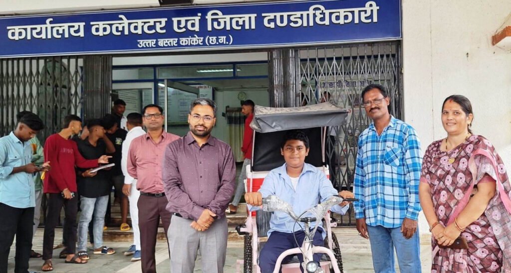  बैटरी चलित ट्रायसिकल मिलने से दिव्यांग लक्ष्य की खिल उठी मुस्कान