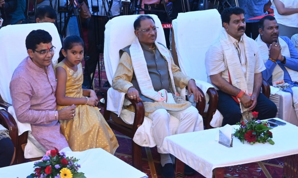 मुख्यमंत्री साय तीज मिलन कार्यक्रम में हुए शामिल, बहनों को दिया आशीष