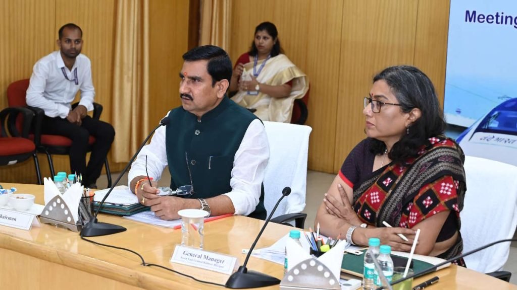 केंद्रीय राज्य मंत्री तोखन साहू ने बैठक में सख्त लहजे में रेलवे अधिकारियों को चेताया