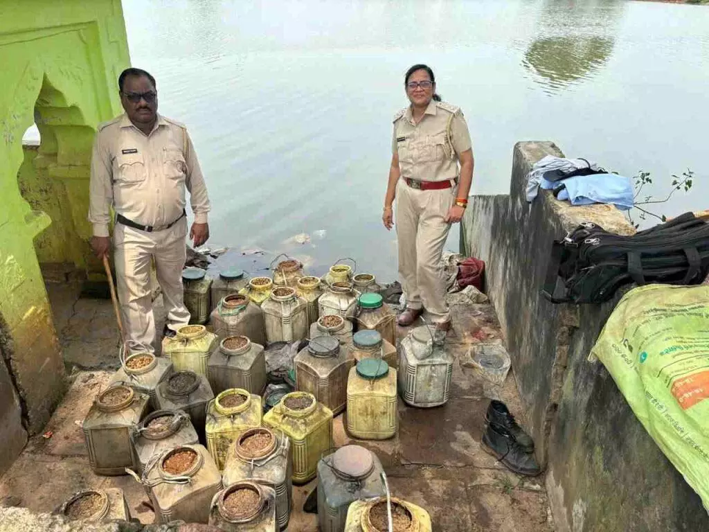 गांव में धड़ल्ले से बिक रही थी महुआ शराब, पुलिस-आबकारी विभाग की रेड