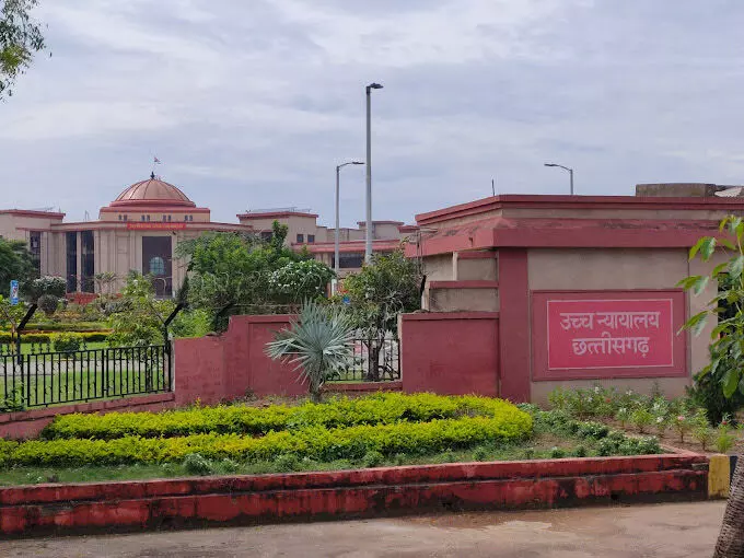 सरकारी कर्मचारियों ने दफ्तरों के सामने किया प्रदर्शन, केंद्र सामान DA की मांग