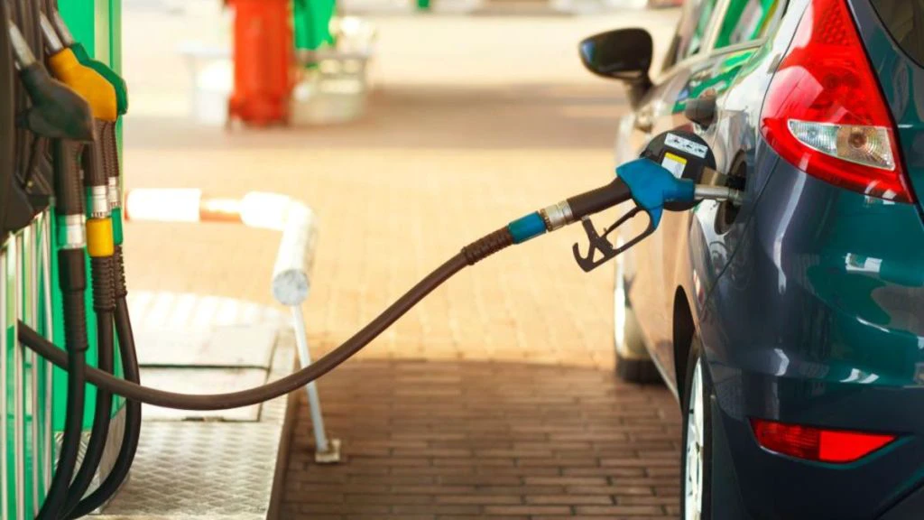 नई पेट्रोल-डीजल कारों की बिक्री कब होगी बैन? ब्रिटेन सरकार ने बताई टेंटेटिव तारीख