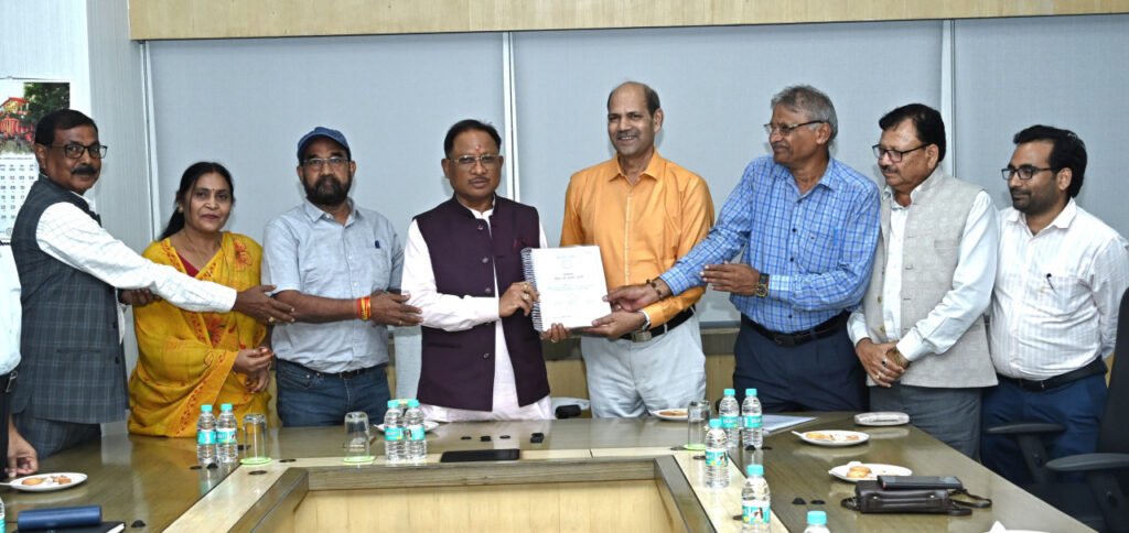 मुख्यमंत्री  विष्णु को आज छत्तीसगढ़ राज्य पिछड़ा वर्ग कल्याण आयोग के अध्यक्ष  आर. एस.विश्वकर्मा ने आयोग का प्रतिवेदन सौंपा