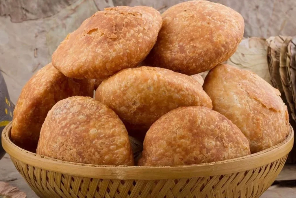 मूंग दाल की मसालेदार कचौड़ी बनाने के लिए जानें ये आसान रेसिपी