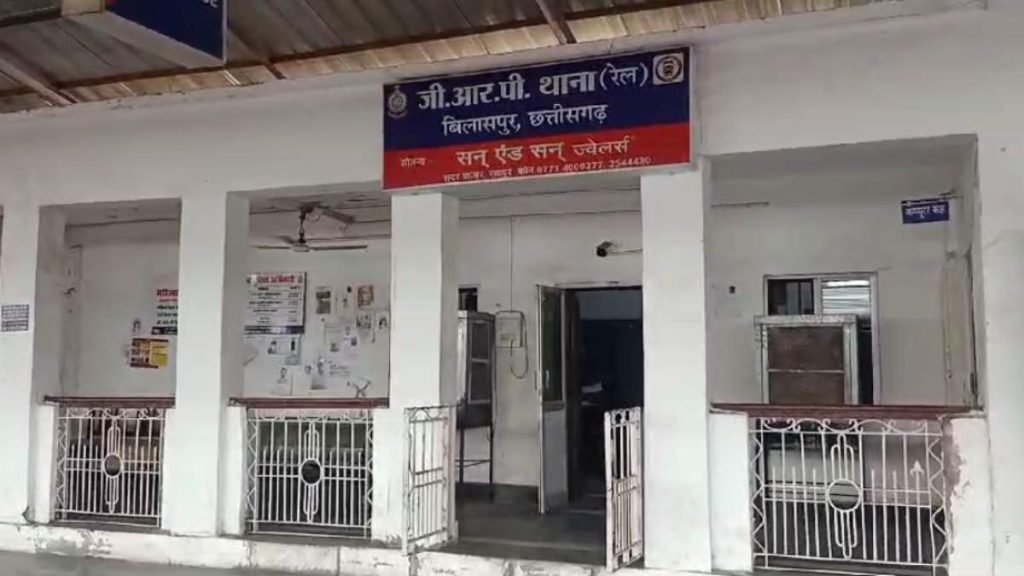 CG में वर्दी की आड़ में गांजा तस्करी : GRP के 4 आरक्षक गिरफ्तार, रेलवे स्टेशन में बिकवाते थे गांजा