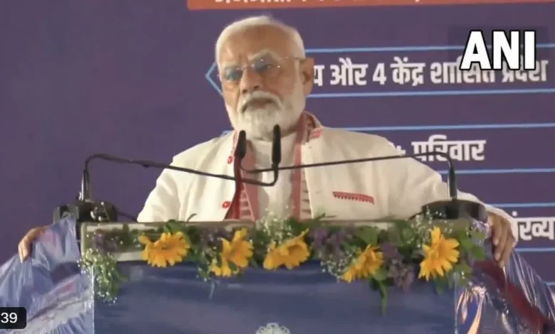 हजारीबाग: सभा को संबोधित कर रहे थे पीएम मोदी, तभी महिला ने कर दी ऐसी हरकत, कार्यक्रम स्थल पर मच गया हड़कंप…