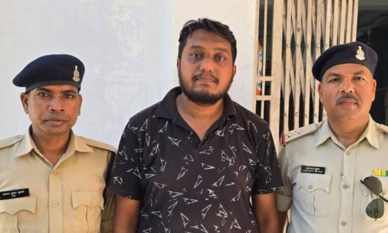 धमतरी: आरक्षक की नौकरी दिलाने के नाम पर 16 लाख की ठगी, दूसरे शहर में ढूंढकर पुलिस ने किया गिरफ्तार…