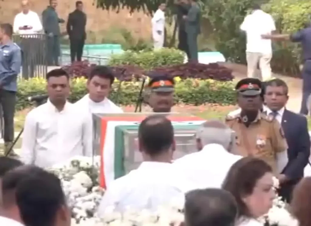 Ratan Tata: तिरंगे में लिपटा रतन टाटा का पार्थिव शरीर, देशभर में शोक की लहर