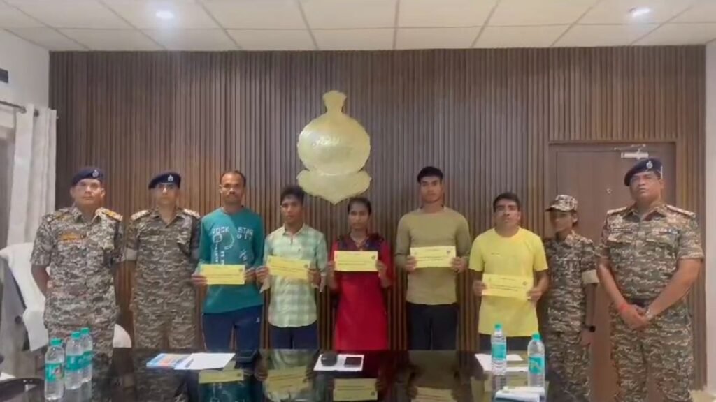 पांच लाख के इनामी सहित 5 नक्सलियों ने किया सरेंडर, ‘नियद नेल्ला नार’ योजना से प्रभावित होकर छोड़ा हिंसा का रास्ता