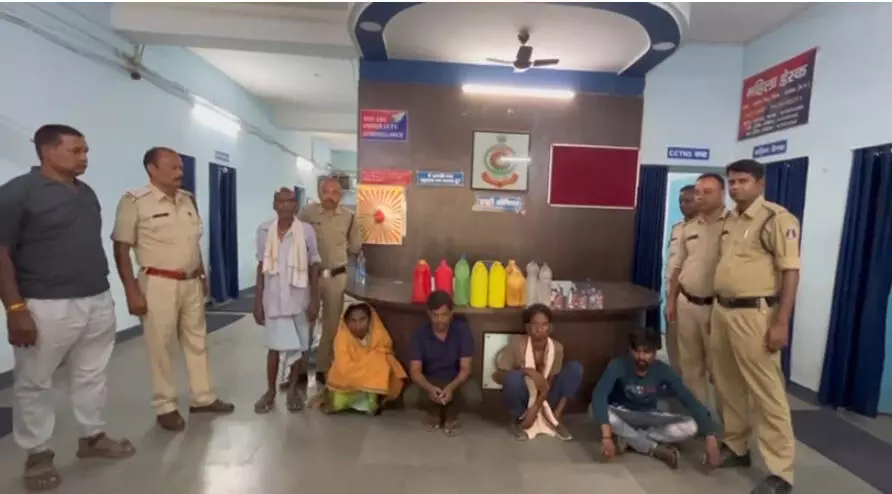 महिला समेत 5 गिरफ्तार, अवैध शराब के खिलाफ पुलिस की रेड