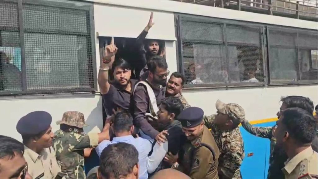 CG Breaking: आदिवासी विकास प्राधिकरण बैठक का विरोध कर रहे कांग्रेसी गिरफ्तार, थाने में किए गए नजरबंद
