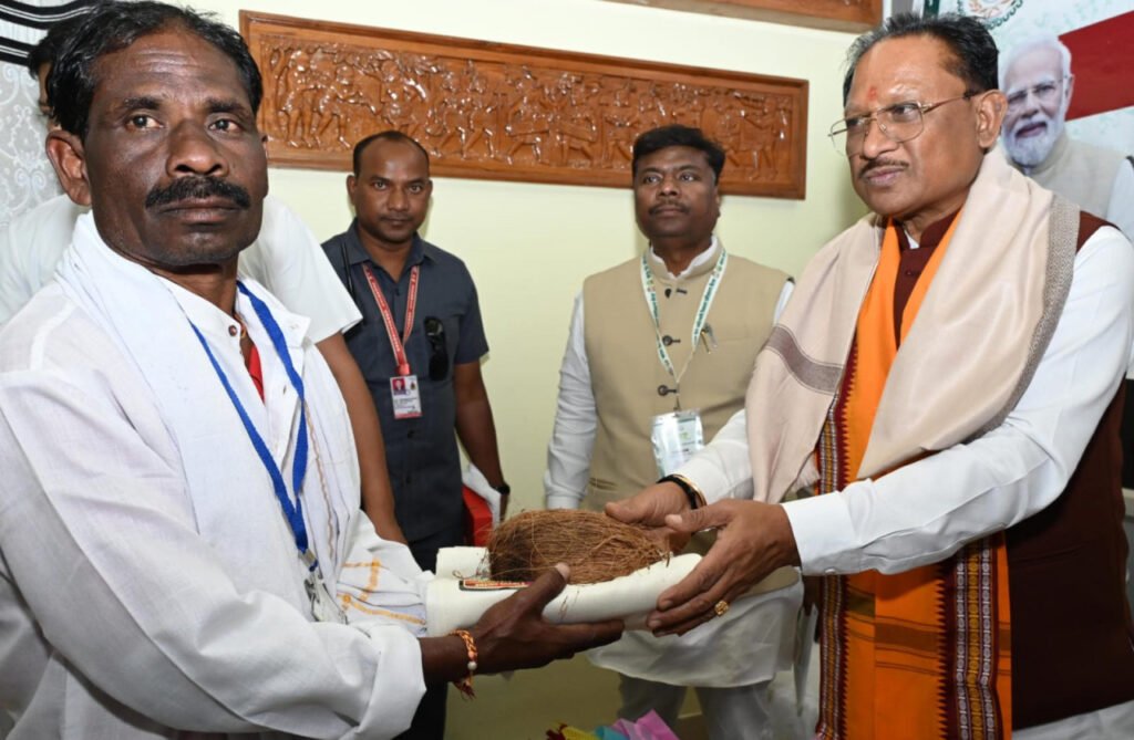 मुख्यमंत्री विष्णु देव साय ने जनजातीय परंपरा के संरक्षक बैगा, गुनिया और सिरहा को किया सम्मानित