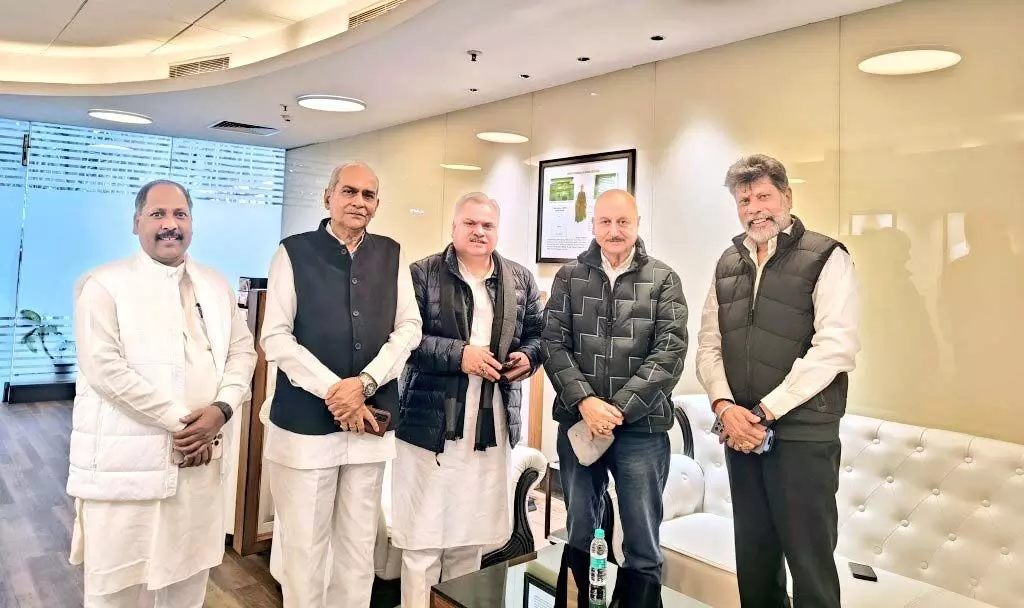 अनुपम खेर से रायपुर एयरपोर्ट में मिले बीजेपी नेता