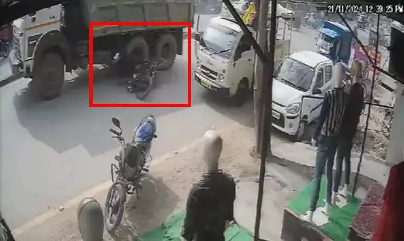 CG CRIME: पिकअप ड्राइवर की गलती से गई युवक की जान, वीडियो वायरल