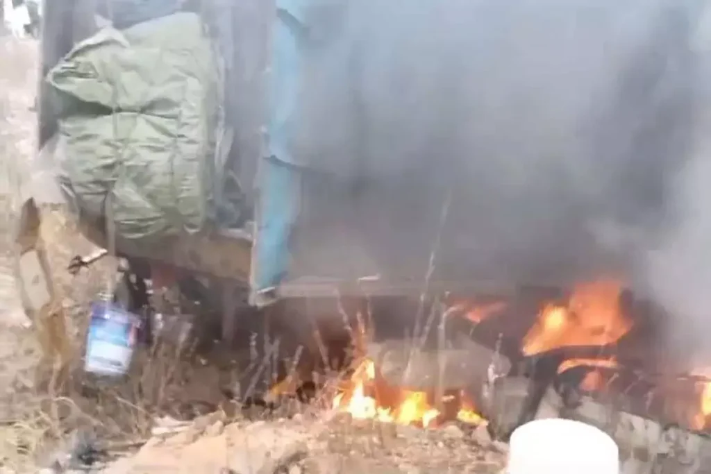 CG BREAKING: ट्रक-कार की टक्कर से लगी भीषण आग, 4 युवक जिंदा जले