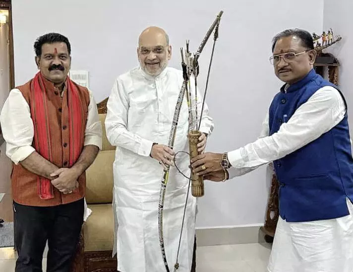 केंद्रीय मंत्री अमित शाह को तीर-कमान भेंट, शहीद जवानों के परिजनों से संवाद