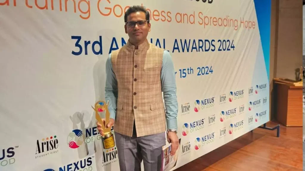 महुआ बचाओ अभियान चलाने वाले IFS मनीष कश्यप को मिला अवॉर्ड