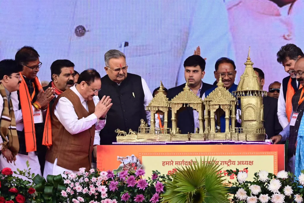 CM साय ने जेपी नड्डा को बस्तर ढोकरा शिल्प से निर्मित अयोध्या के श्री राम मंदिर की प्रतिकृति भेंट की