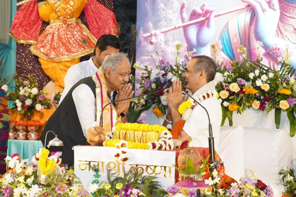 सांसद बृजमोहन अग्रवाल ने व्यास आचार्य पवन नंदन महाराज के श्रीमुख से सुनी अमृतमयी कथा