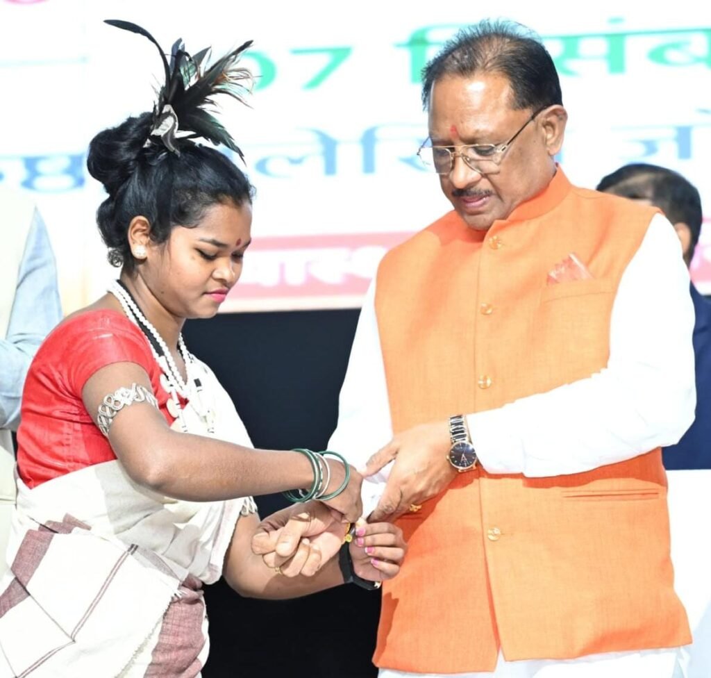 बस्तर के तोकापाल की बबीता नाग ने मुख्यमंत्री को बांधा निरामय सूत्र