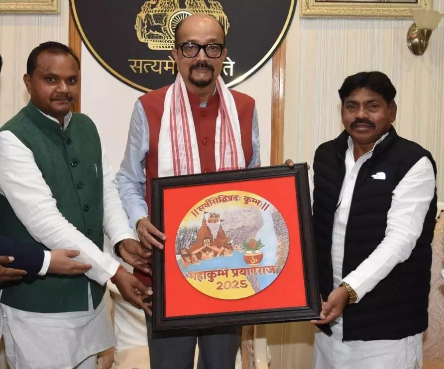 राज्यपाल रमेन डेका से उत्तर प्रदेश के समाज कल्याण राज्य मंत्री गोंड ने सौजन्य भेंट की