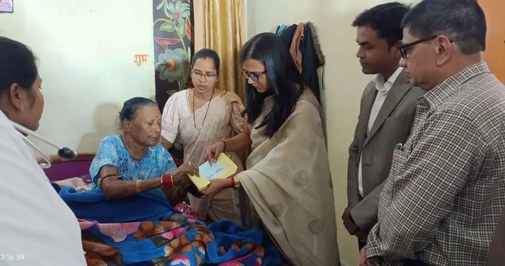 कलेक्टर ऋचा प्रकाश चौधरी अधिकारियों के साथ तीजन बाई से मिलने पहुंचे गनियारी