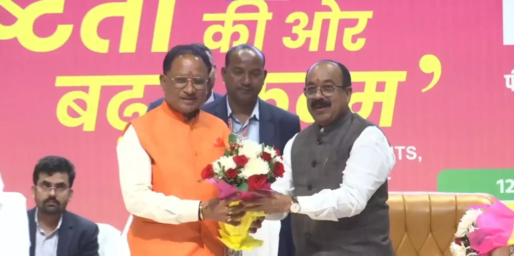 पीएम स्वनिधि अंतर्गत नगरीय निकायों बैंकों एवं लाभार्थियों का सम्मान कार्यक्रम में पहुंचे CM साय