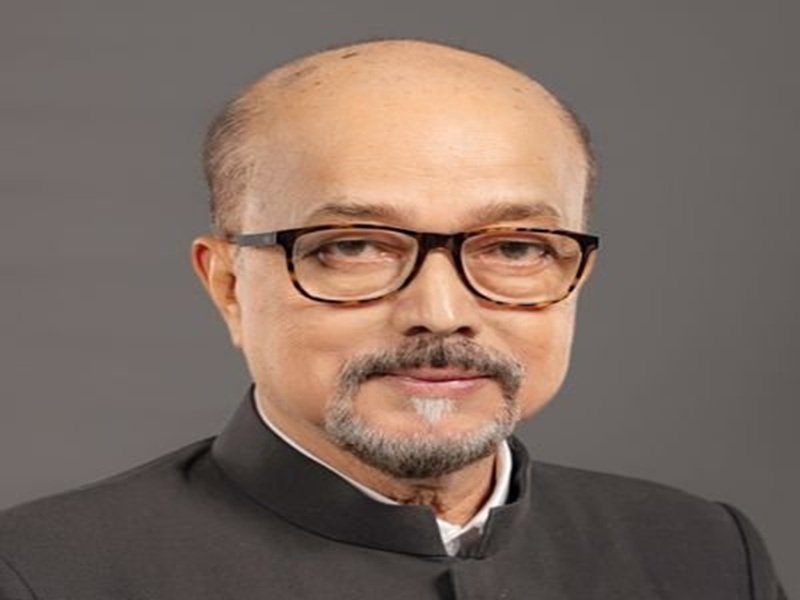 राज्यपाल श्री डेका ने जरूरत मंद विद्यार्थियों और कुष्ठ रोगियों को लगभग 4 लाख रूपये की दी सहायता राशि