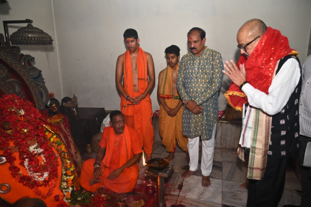 राज्यपाल रमेन ने समलेश्वरी माता की पूजा अर्चना की