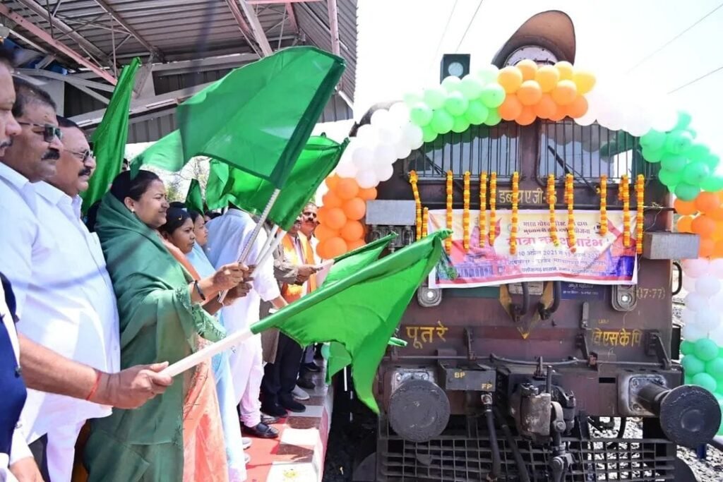 मंत्री लक्ष्मी राजवाड़े ने हरी झंडी दिखाकर विशेष ट्रेन को किया रवाना
