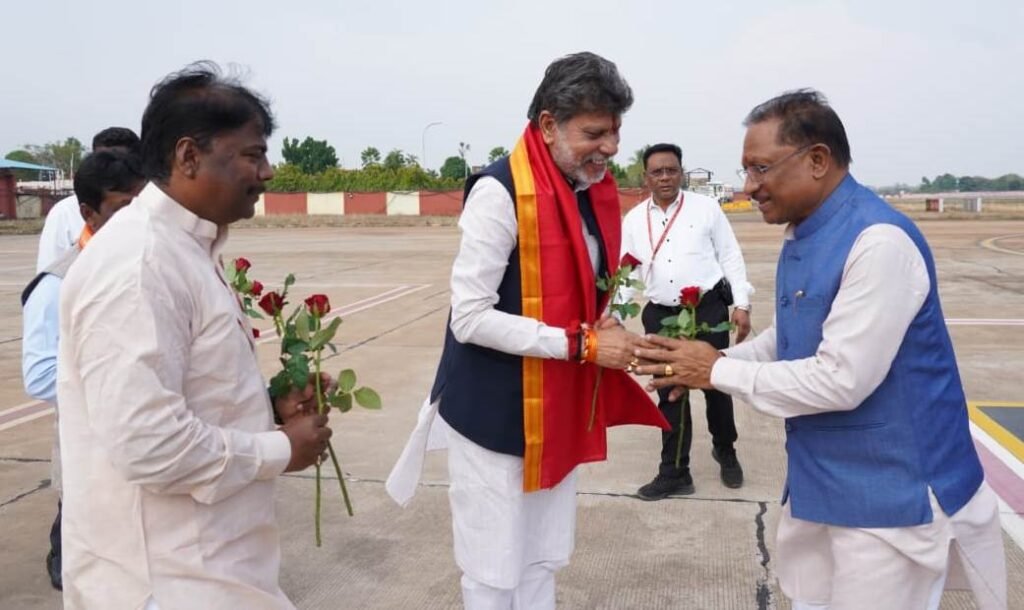 मुख्यमंत्री विष्णुदेव साय का मां दंतेश्वरी एयरपोर्ट पर आत्मीय स्वागत