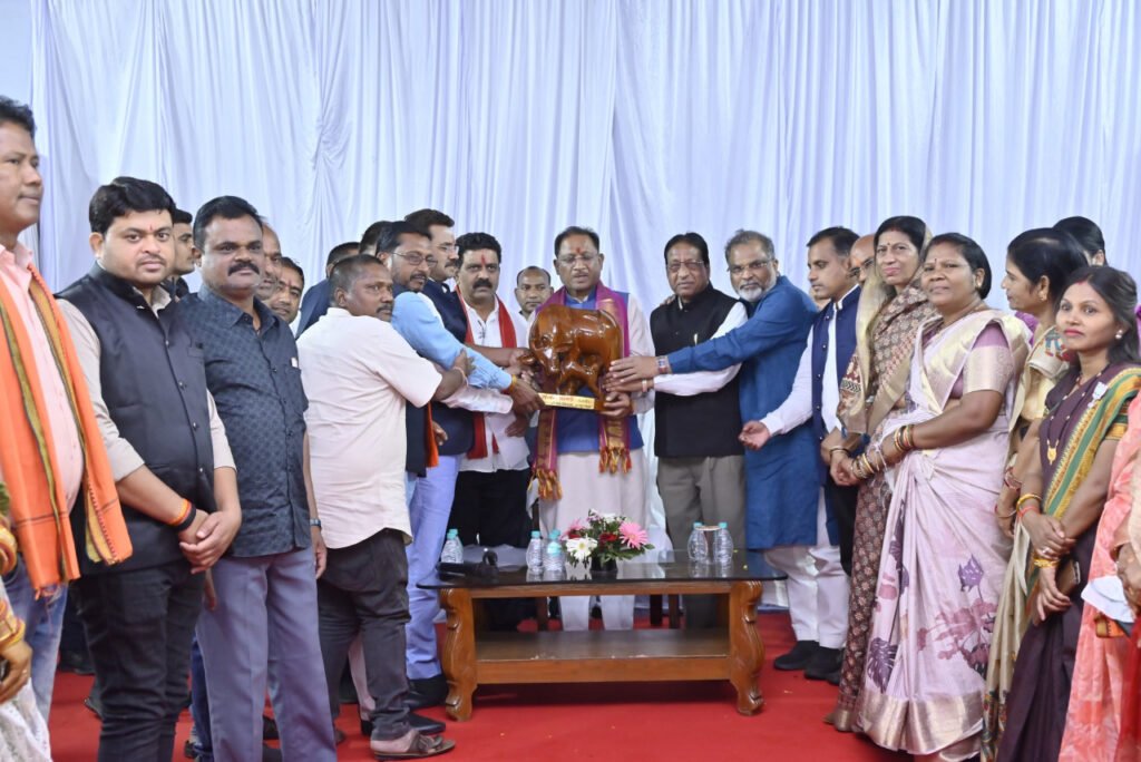  मुख्यमंत्री साय से विभिन्न समाज के प्रतिनिधिमंडल ने की सौजन्य भेंट मांगों और समस्याओं से कराया अवगत