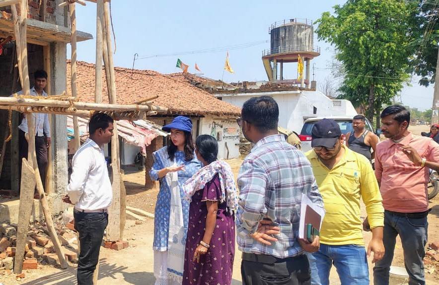  जिला पंचायत सीईओ ने ग्राम घोरदा में प्रधानमंत्री आवास योजना-ग्रामीण अंतर्गत निर्माणाधीन आवासों का किया निरीक्षण