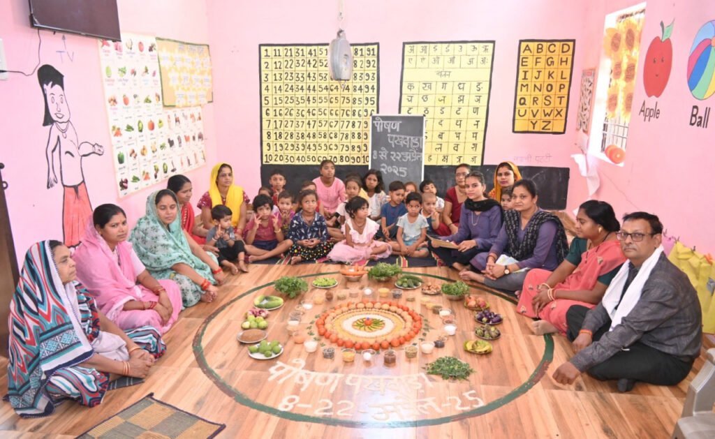 कौरिनभाठा स्थित आंगनबाड़ी केंद्र में नन्हे बच्चों के चेहरे पर आयी मुस्कान और खुशी