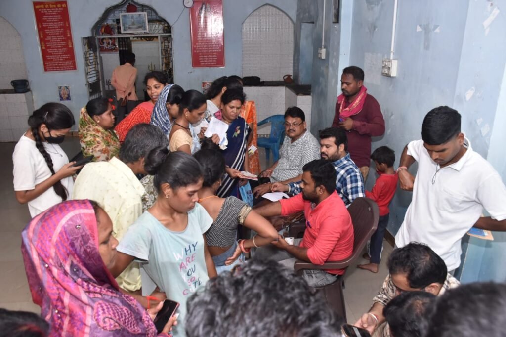 श्रम विभाग द्वारा चौखडिय़ा पारा में शिविर लगाकर बनाया गया श्रमिक कार्ड