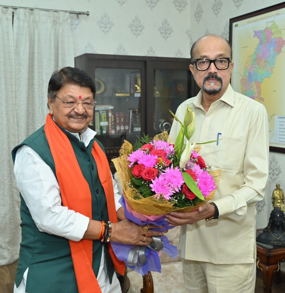  राज्यपाल डेका से मध्य प्रदेश के केबिनेट मंत्री श्री विजयवर्गीय ने की भेंट