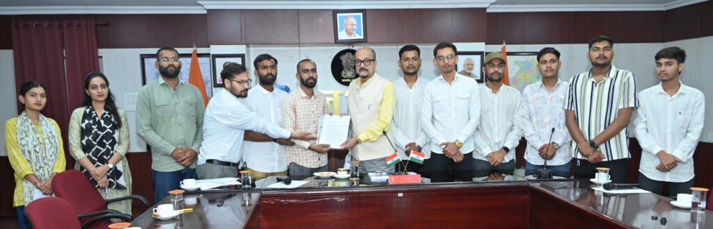 राज्यपाल डेका से अटल बिहारी वाजपेयी विश्वविद्यालय के विद्यार्थियों ने की मुलाकात