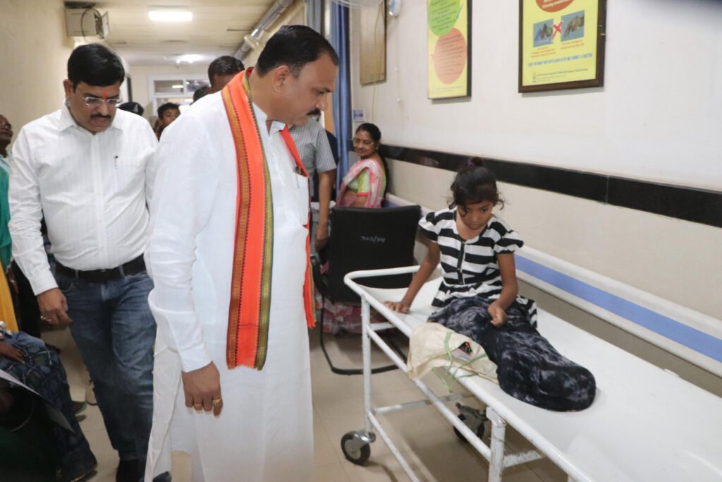 स्वास्थ्य मंत्री श्याम बिहारी जायसवाल ने किया डीकेएस अस्पताल का औचक निरीक्षण