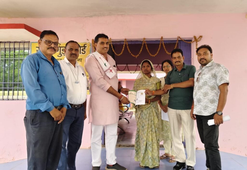 सुशासन तिहार में आवेदिका श्रध्दा सारथी को मिली राशनकार्ड