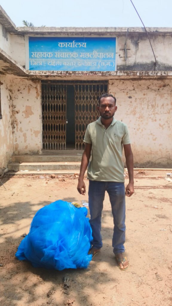 सुशासन तिहार 2025: दंतेवाड़ा में मत्स्य कृषकों को मिला मत्स्य जाल