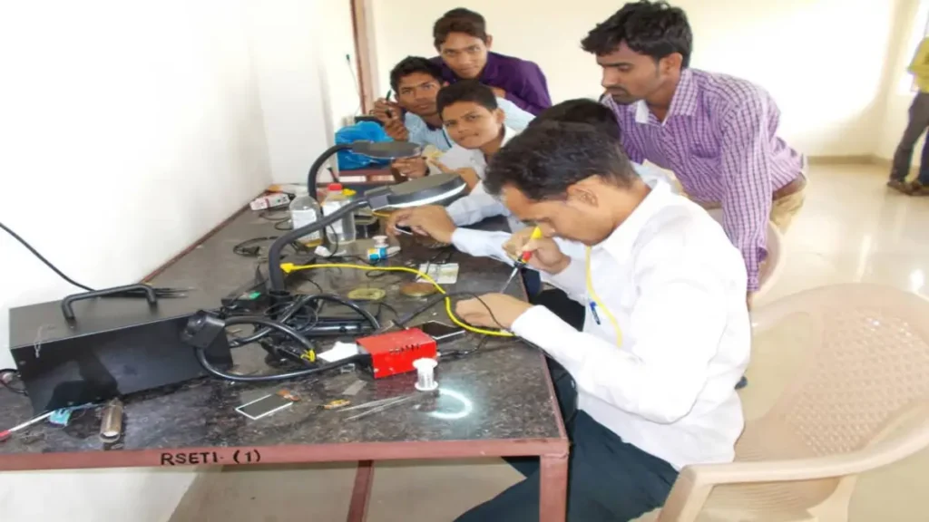 गांव के बेरोजगार युवा सीखेंगे बिजली के सामानों की मरम्मत