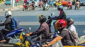  वाहन चलाते समय सीट बेल्ट और हेलमेट अनिवार्य रूप से लगाएं