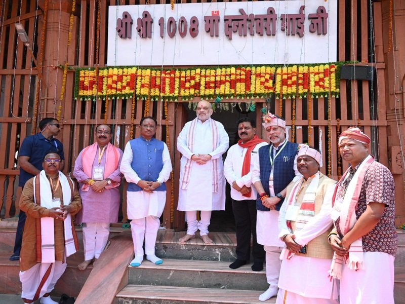 केन्द्रीय गृह मंत्री अमित शाह ने मुख्यमंत्री विष्णुदेव साय के साथ मां दंतेश्वरी की पूजा-अर्चना की