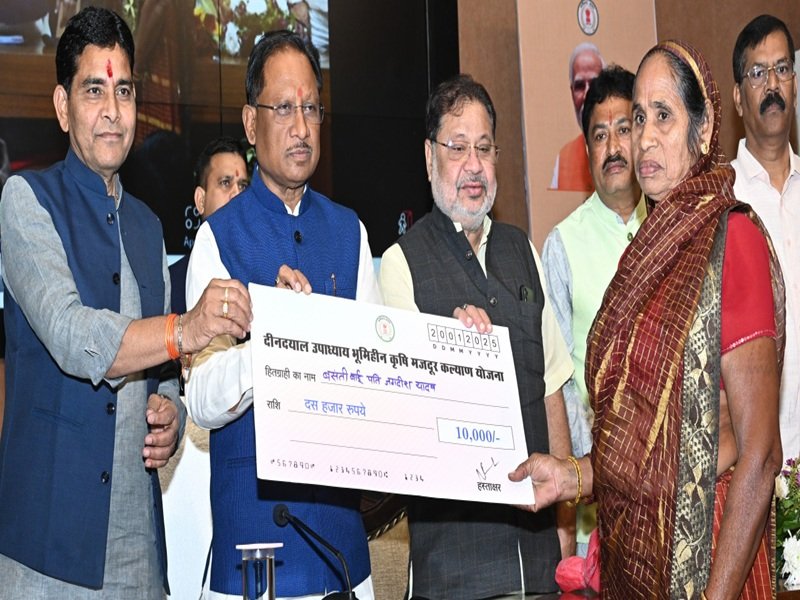  सुरक्षा और रोजगार की गारंटी के साथ बढ़ा महिला श्रमिकों का सम्मान