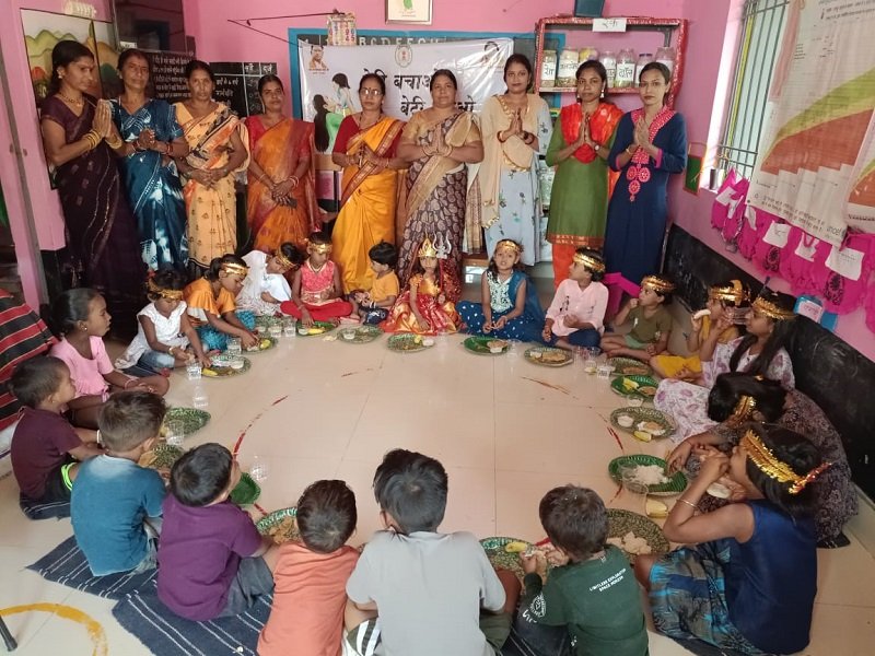 आंगनबाड़ी केंद्र में कन्या भोज का आयोजन