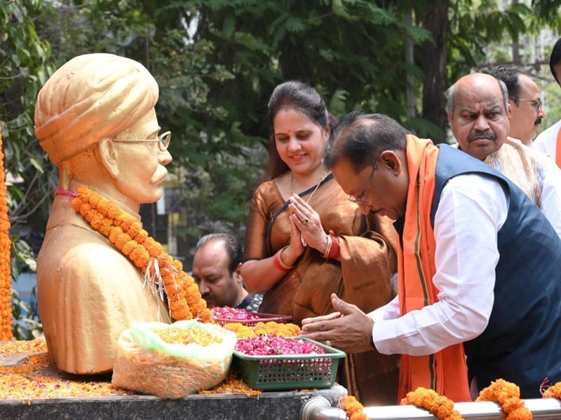 मुख्यमंत्री साय ने किया स्वतंत्रता संग्राम सेनानी की प्रतिमा पर माल्यार्पण