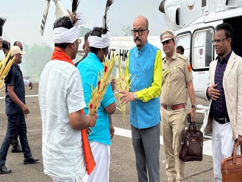  राज्यपाल रमेन डेका का कराली हैलीपेड में आत्मीय स्वागत