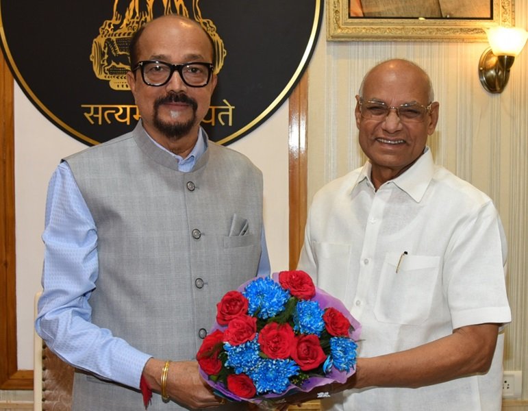 राज्यपाल डेका से पूर्व राज्यपाल बैस ने की भेंट