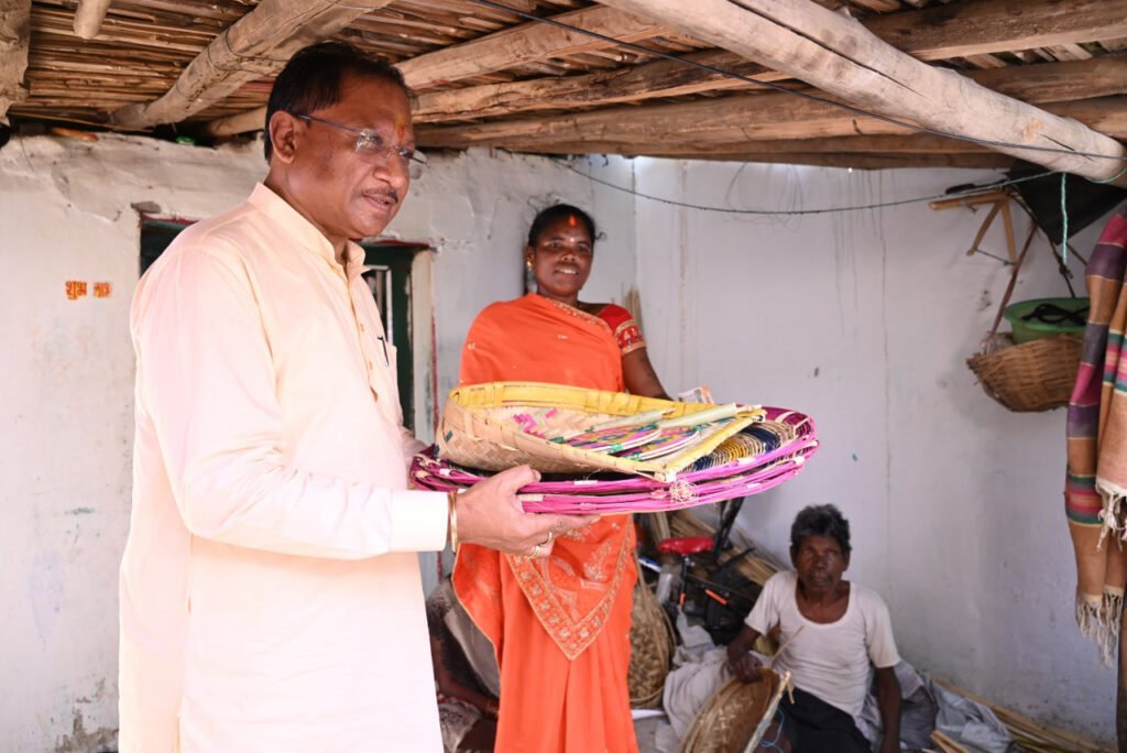मुख्यमंत्री साय ने कमार बस्ती में बांस शिल्प को सराहा: परिवार में शादी के लिए स्वयं खरीदे पर्रा, धुकना और सुपा